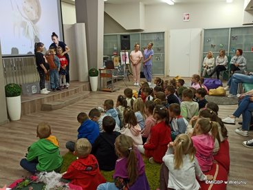 „W służbie człowiekowi” – w Miejskiej i Gminnej Bibliotece Publicznej w Wieluniu odbyło się spotkanie z dentystą